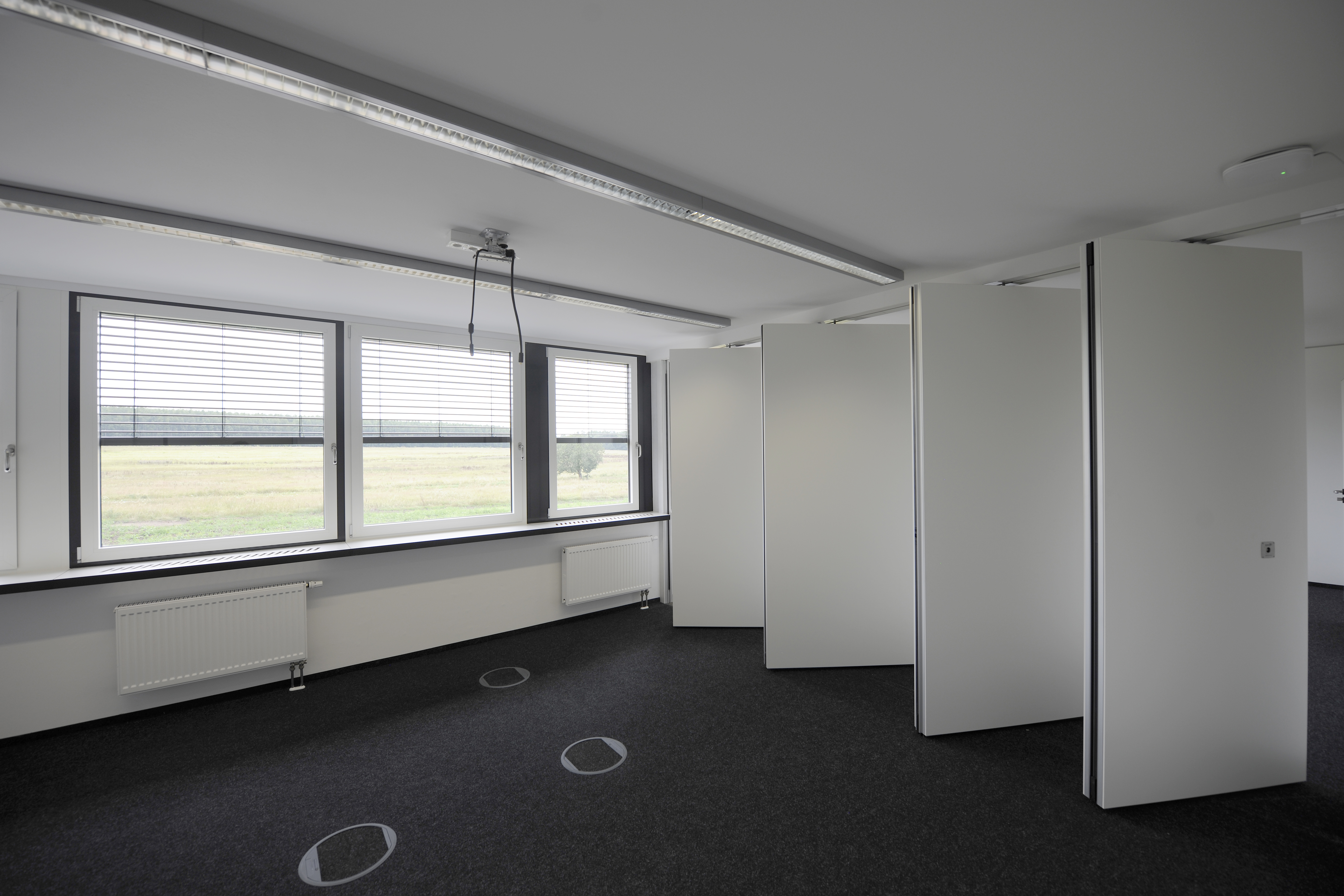 Teilweise erhalten die Büros flexible Abtrennungen.
